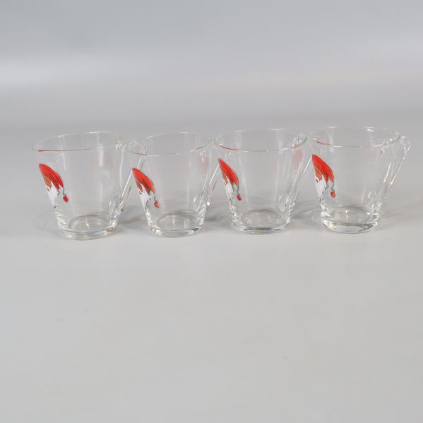 Glögglas sida med synliga röda tomteluvor