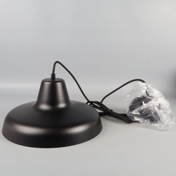 Svart taklampa med lång sladd sedd från sidan