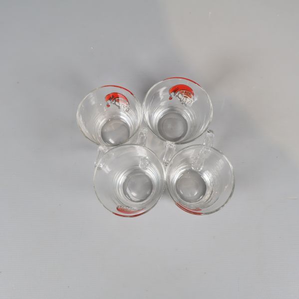 Vy ovanifrån på fyra handgjorda glögglas med handtag