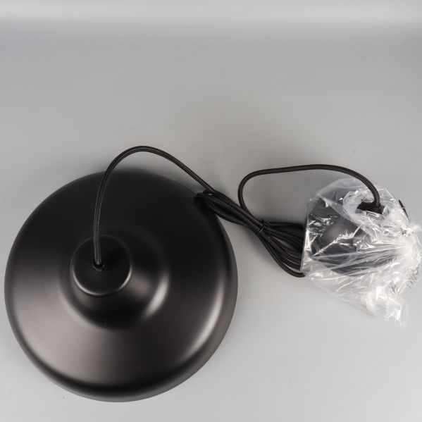 Taklampa sedd ovanifrån med sladd