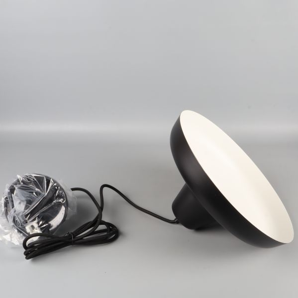 Taklampa i profil med synlig insida och sladd