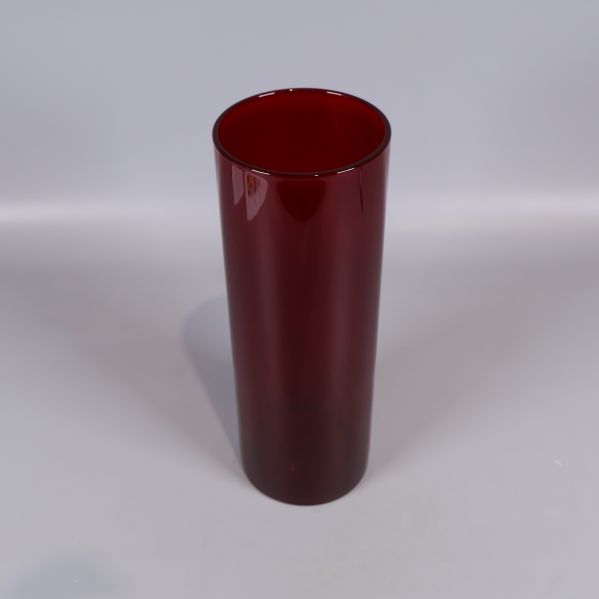 Cylinderformad vas i rött glas fotad ovanifrån