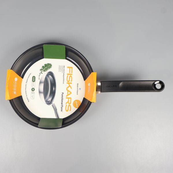 Stekpanna sedd rakt uppifrån med etikett