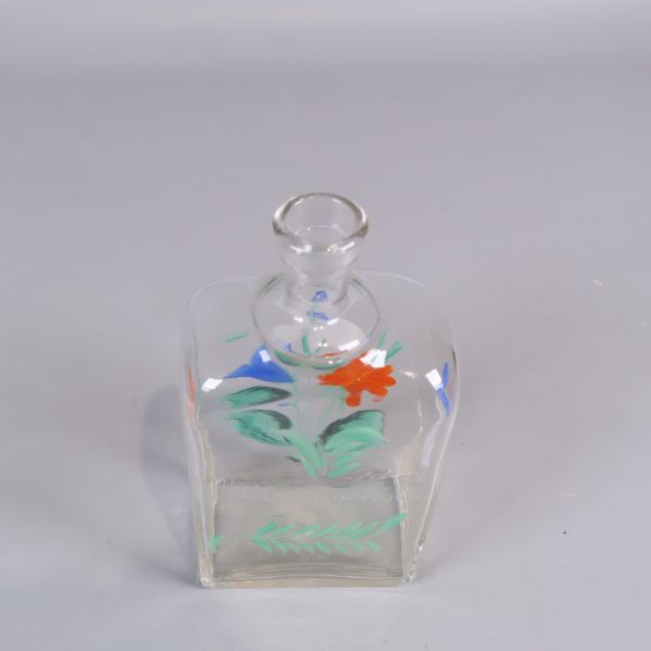 Snapskaraff i glas sedd ovanifrån med smal öppning