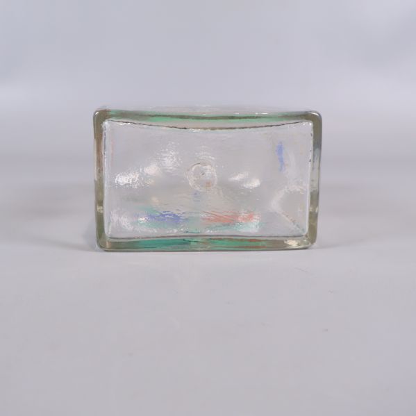 Glasflaskans botten visas mot vit bakgrund