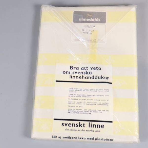 Baksidan av förpackning visar text om svenskt linne