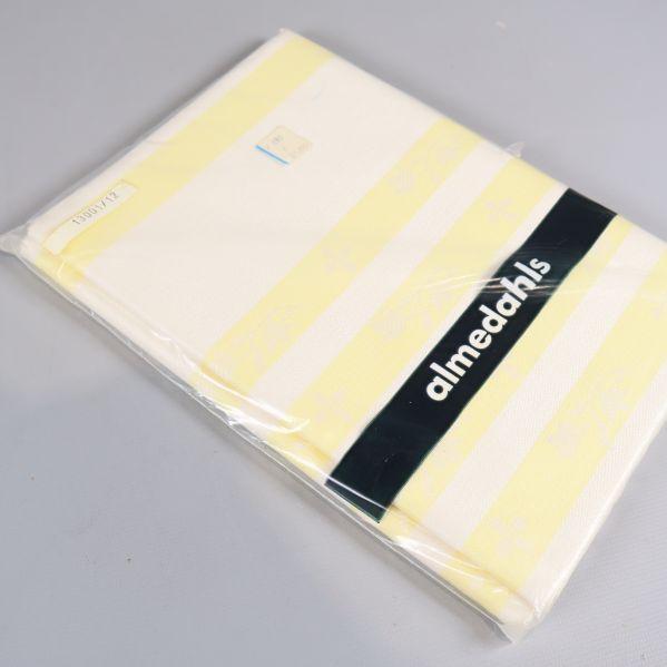 Linnehandduk i plast med synliga ränder och etikett