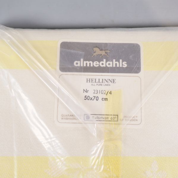 Närbild på etikett med almedahls logotyp och mått 50x70 cm