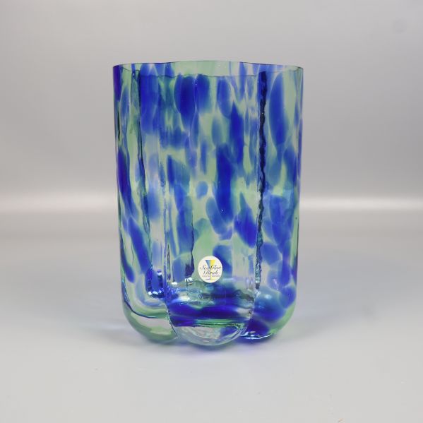 Glasvas i blått och grönt, sedd från sidan