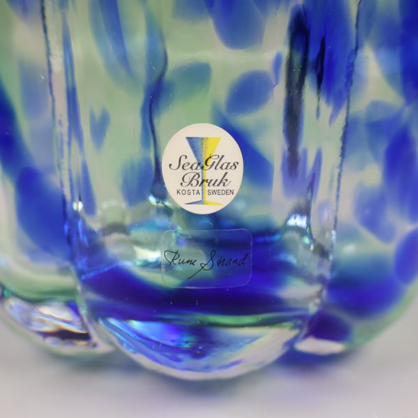 Närbild av etikett på vas med Sea Glasbruk-logotyp och Rune Strand-signatur
