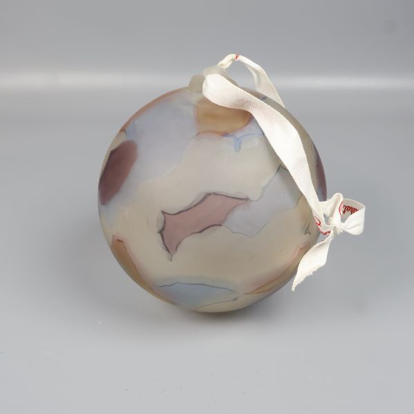 Glaskula med marmorerad yta och vitt band