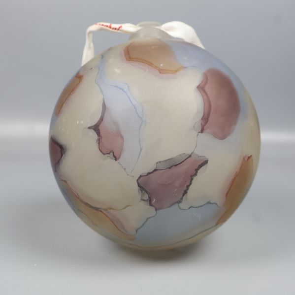 Glaskula sedd framifrån med färgade inslag