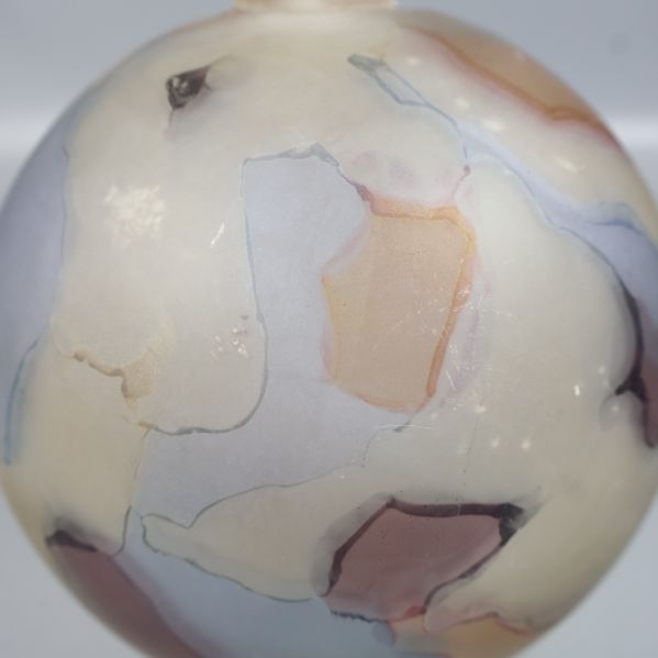 Närbild av kulans marmorerade mönster