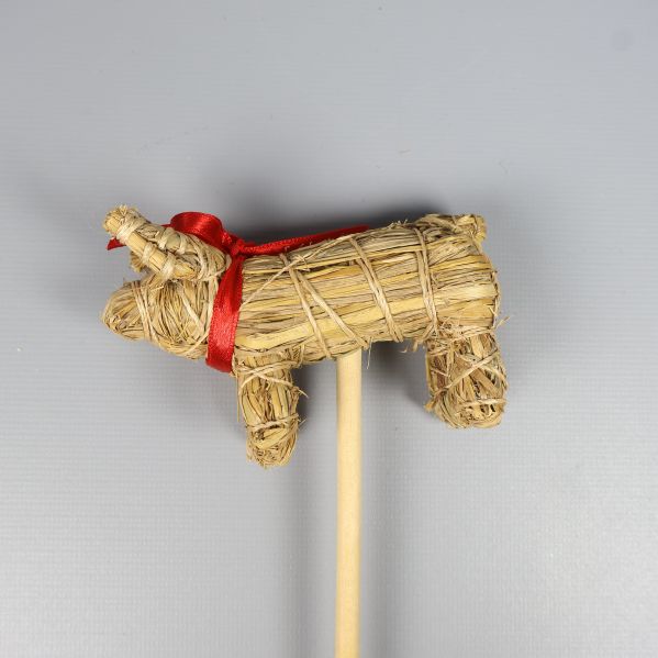 Gjord halmbock med röd rosett på träpinne