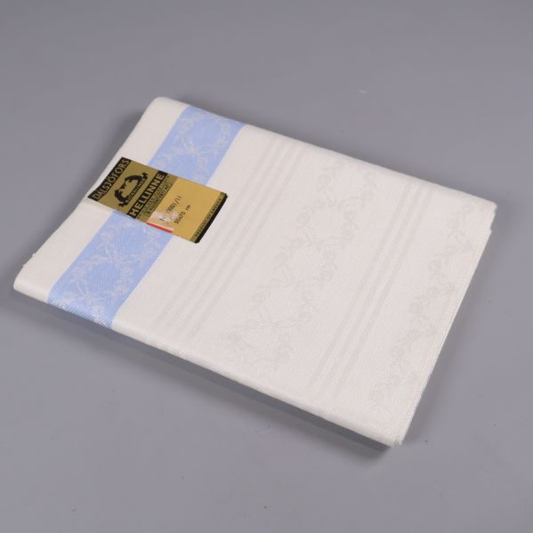 Handduk med bred ljusblå bård liggande