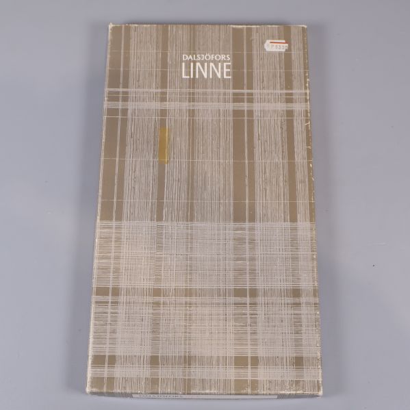 Förpackning med texten Oskarströms Linne i rutigt mönster