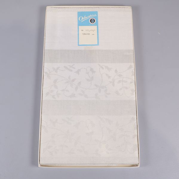 Linneduk i förpackning med mönster av blommor och linjer