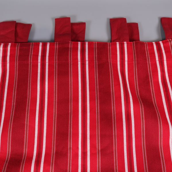 Gardinhällor och mönster i närbild