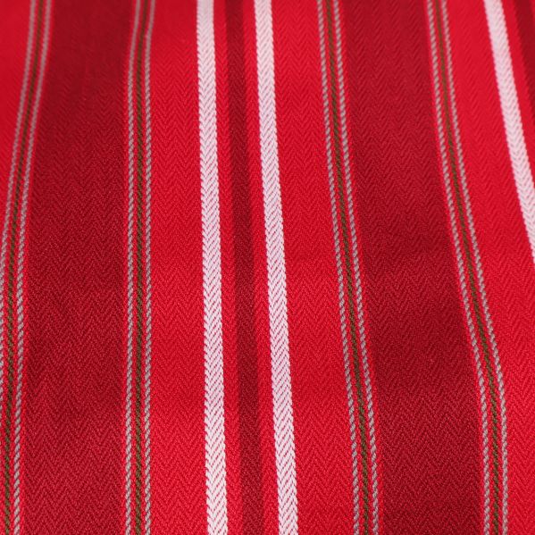 Närbild av gardinens rödvita ränder i tyg