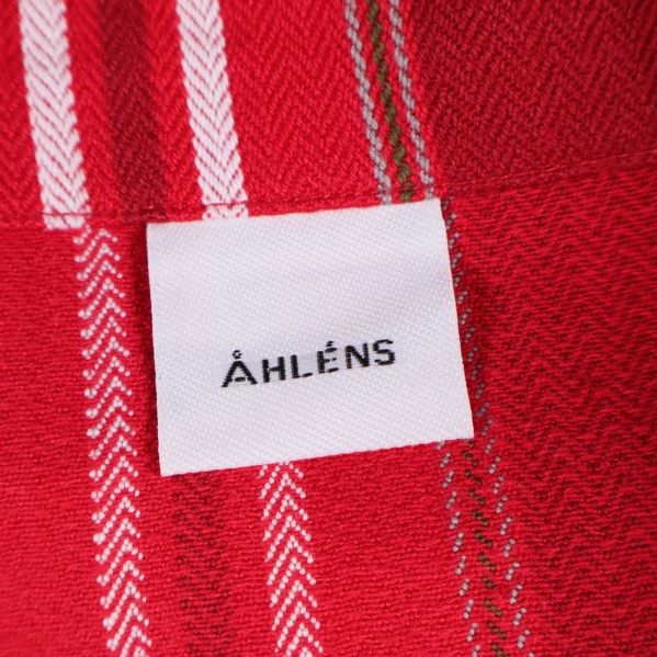 Åhléns etikett fastsydd på gardinen