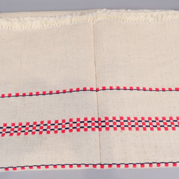 Närbild på dukens rutiga mönster och struktur