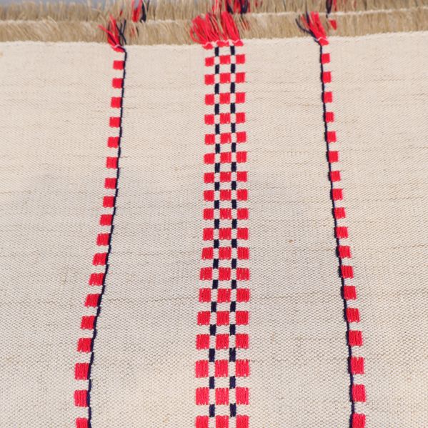 Närbild på röda och blå rutränder samt franskant