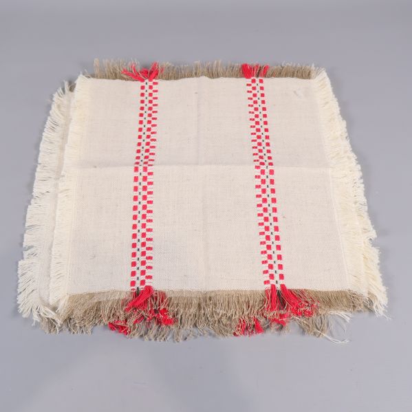 Kvadratisk tygservett med röda ränder och fransar