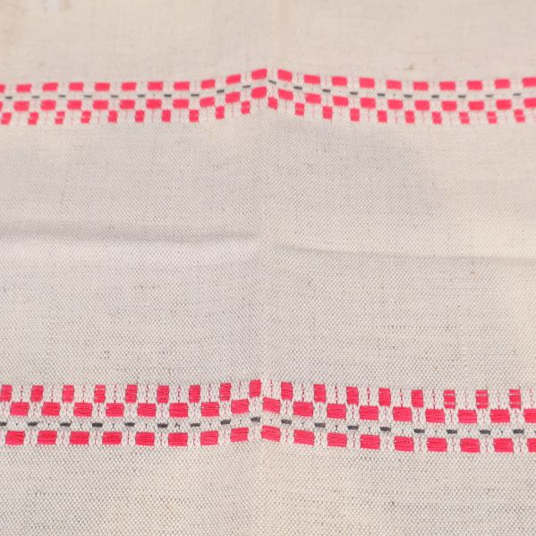 Närbild på tygservettens röda mönster och struktur