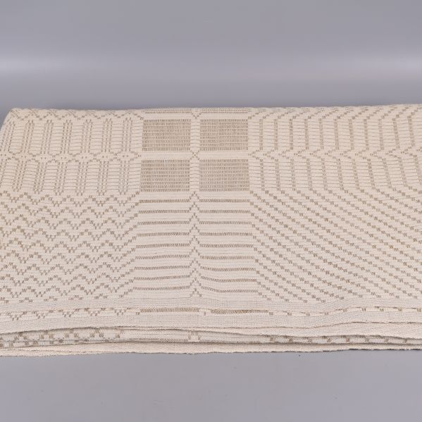 Vikta dukens vävda geometriska mönster i närbild