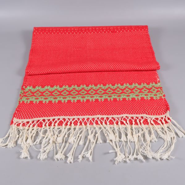 Löpare i rött tyg med grönt mönster och fransar