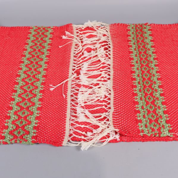 Löpare med synliga fransar och mönstrade sidor