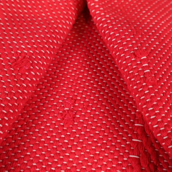 Närbild på texturen i det röda tyget