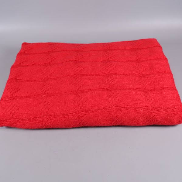 Snyggt vikt röd pläd med tydligt strukturmönster