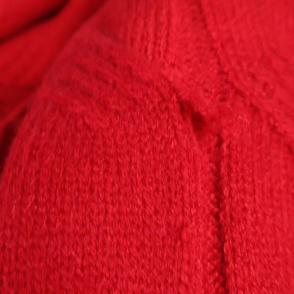 Närbild på plädens trådskada