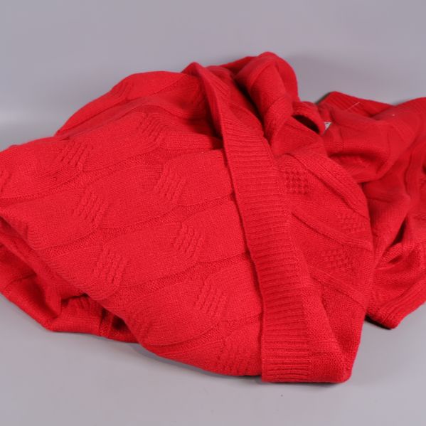 Hopvikt och rufsig röd pläd i strukturerat mönster