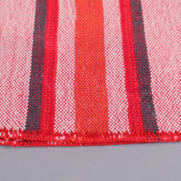 Närbild av vävd kant på randig löpare