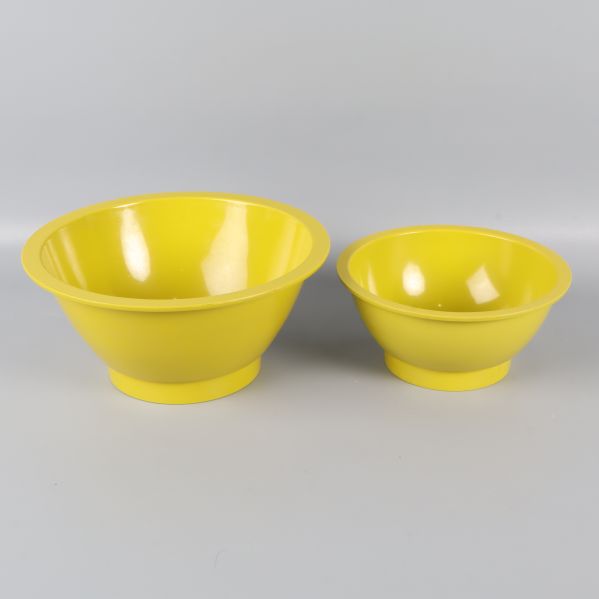 Två gulgröna skålar i olika storlekar på rad