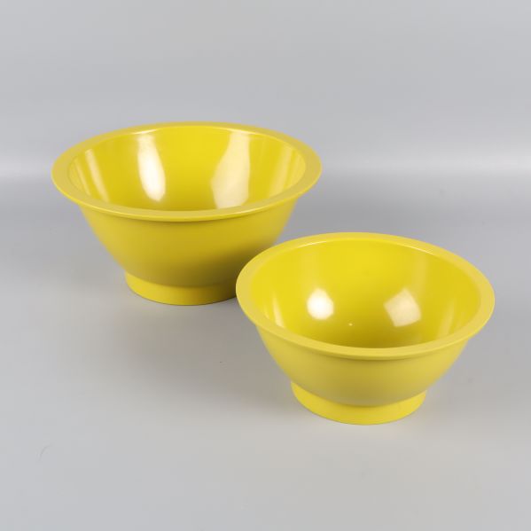 Gulgröna skålar visade snett framifrån