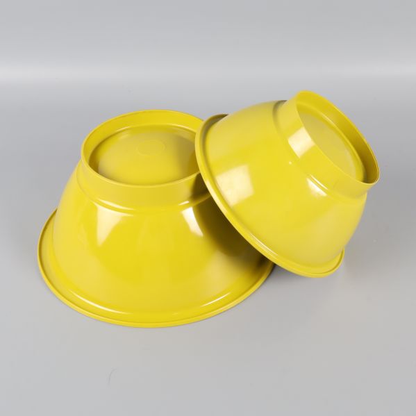 Två gulgröna skålar vända upp och ned