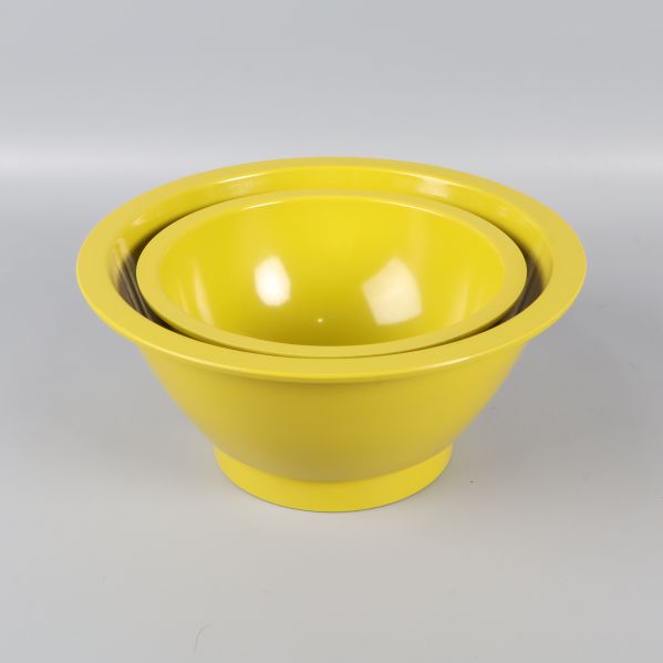 Gulgröna skålar staplade i varandra