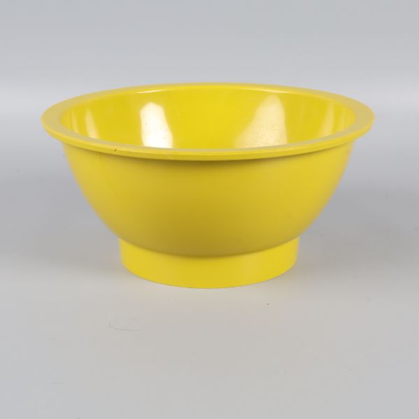 Gul/Grön skål sedd från sidan mot ljus bakgrund