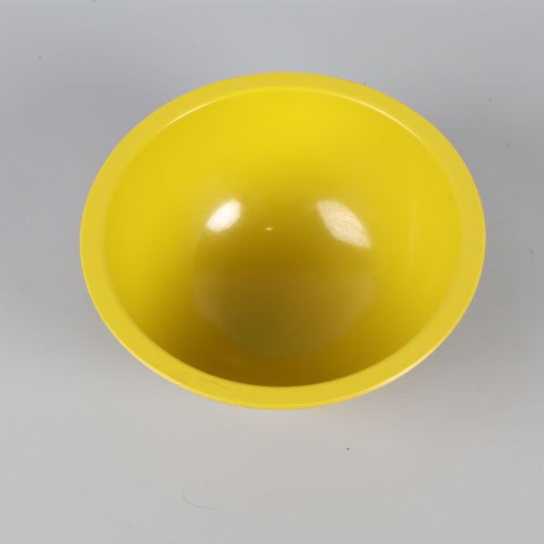 Gul/Grön skål sedd uppifrån med glänsande yta