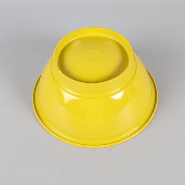 Gul/Grön skål vänd upp och ner mot ljus bakgrund