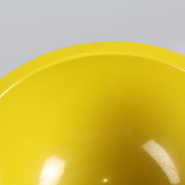 Närbild på skålens innerkant med limmad fog synlig