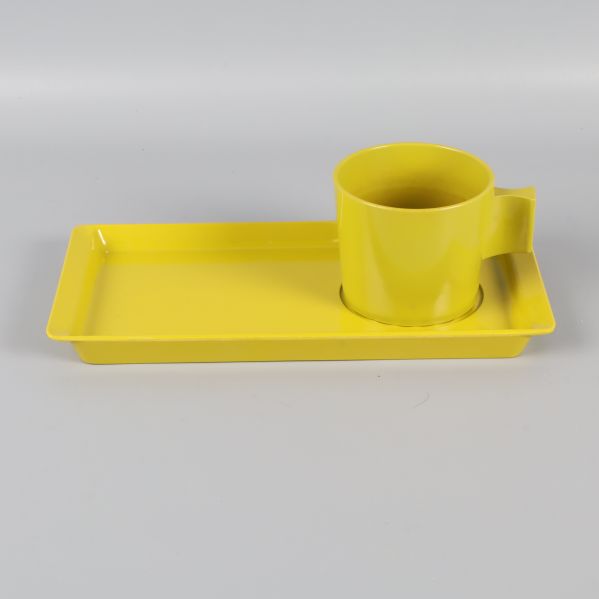 Gul/Grön kopp på rektangulär bricka i plast