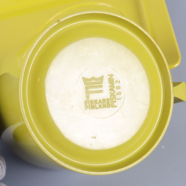 Stämpel undertill med text Fiskars Finland Fiskamin 1602