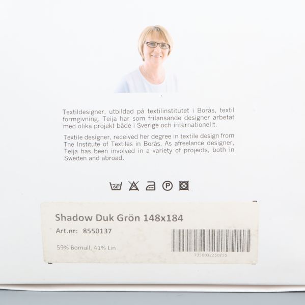 Närbild av produktetikett med storlek och material