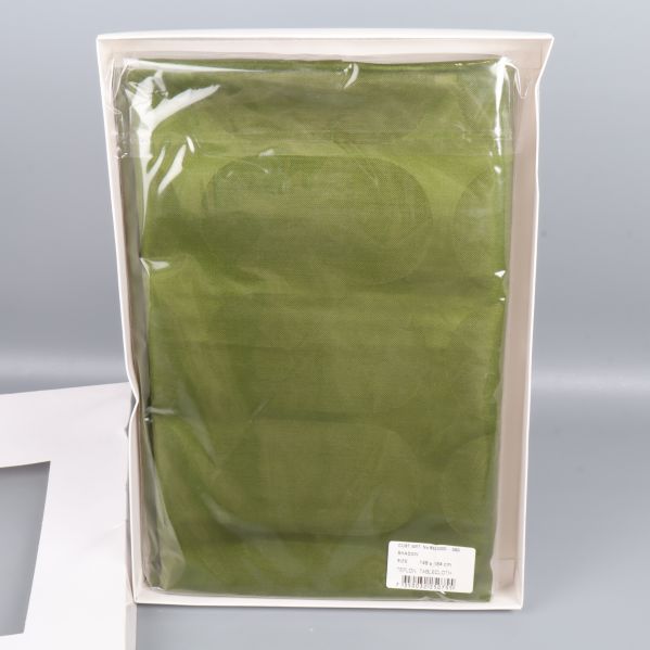 Grön duk i plastförpackning inuti ask