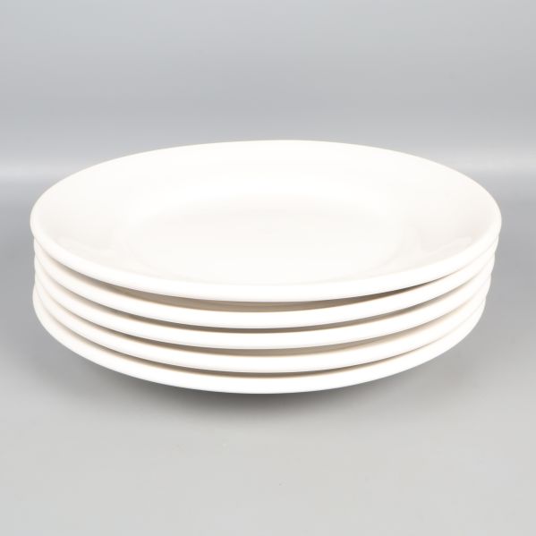 Fem vita tallrikar staplade på varandra