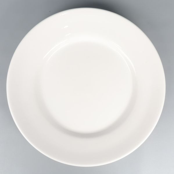 Närbild på ovansidan av vit tallrik